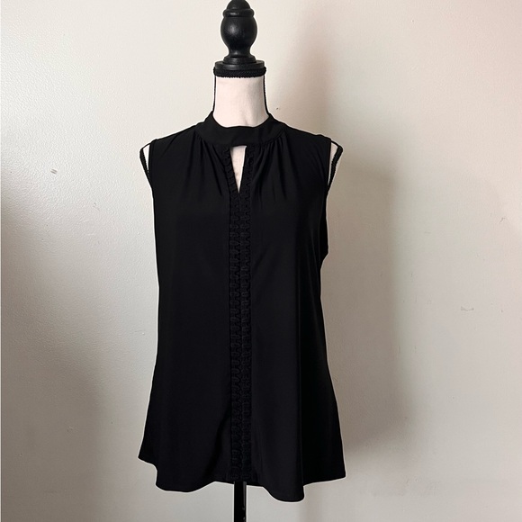 Black Keyhole Neck Sleeveless Blouse - Picture 3 of 5